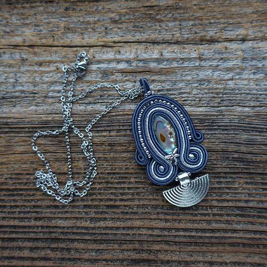 wisiory Granatowy  wisiorek soutache z muszlą paua