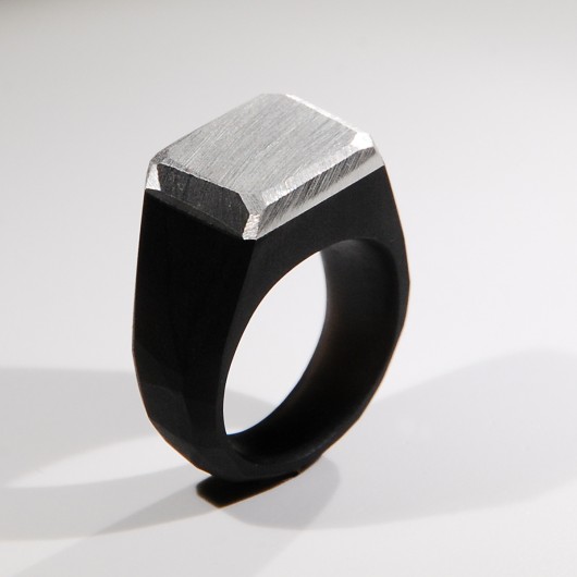 czarny sygnet z aluminium Monopolka