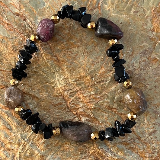 bransoletki z kamieni naturalnych BRANSOLETKA - AMULET - Czarne turmaliny, onyks, złote kulki