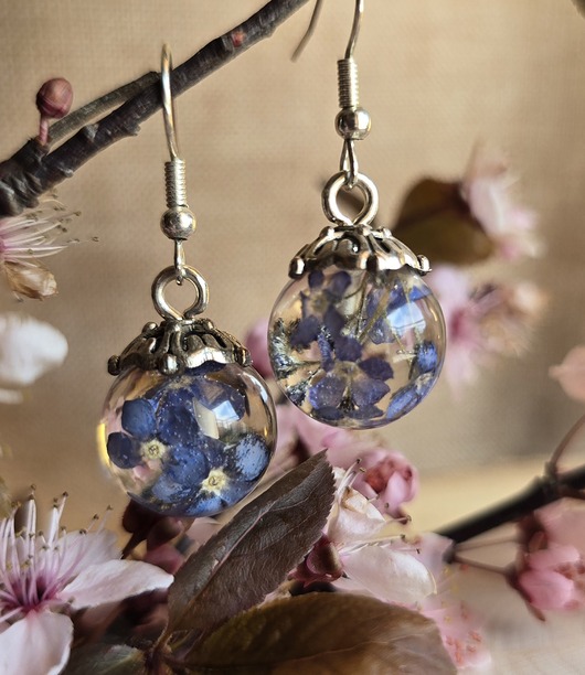 kolczyki z żywicy Kolczyki z kwiatami niezapominajkami