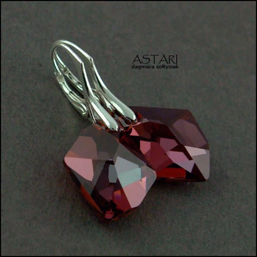 kryształ SWAROVSKI COSMIC - RED MAGMA Astari