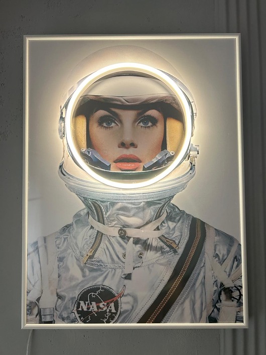 grafiki i ilustracje Retro Plakat LED Neon Astronautka w Ramie Vintage Dekoracja Ścienna