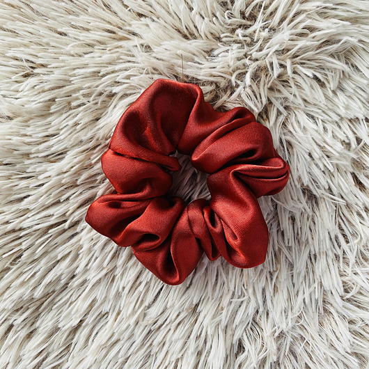 Satynowa gumka do włosów scrunchie Szkarłatna Nandi