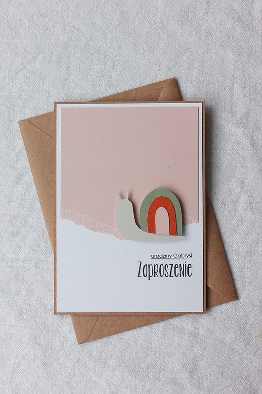 kartki scrapbooking W trawie. Ślimak. Zaproszenia urodzinowe ze ślimakiem