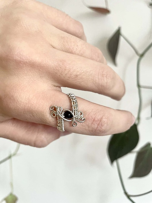 pierścionki - różne Elegancki pierścionek z miedzi srebrzonej z czarnym onyksem