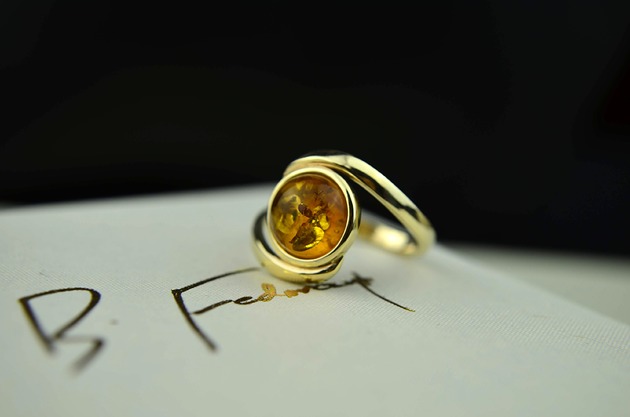pierścionki złote Złoty pierścionek z bursztynem pr. 585