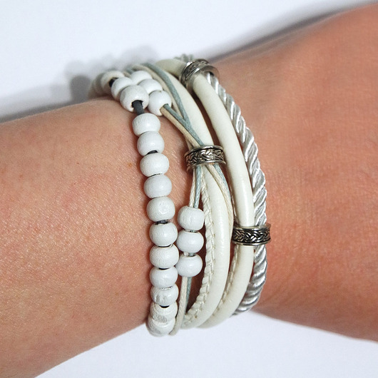 bransoletki drewniane Bransoletka - Biała - rzemienie, drewniane koraliki