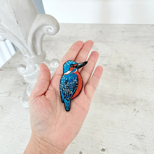 broszki Broszka PTAKI ZIMORODEK 1 ręcznie haftowana przypinka koraliki haft