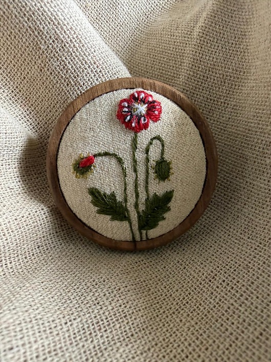 broszki Ręcznie haftowana broszka "Maki"