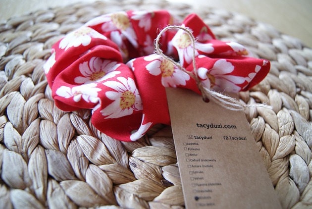 gumki do włosów Gumka scrunchie stokrotki czerwona
