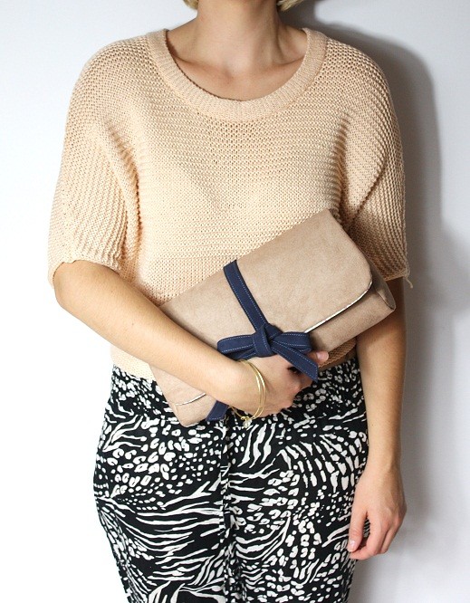 Kopertówka nude + navy blue suede + bow Zuzia Górska