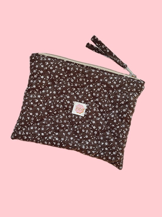 kosmetyczki Kosmetyczka pikowana w kwiatki brązowa