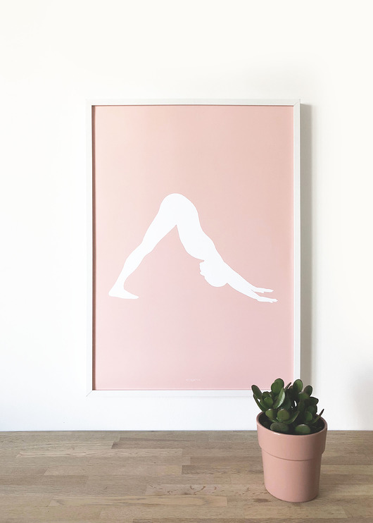 plakaty Plakat YOGA Pies z głową do dołu różowy