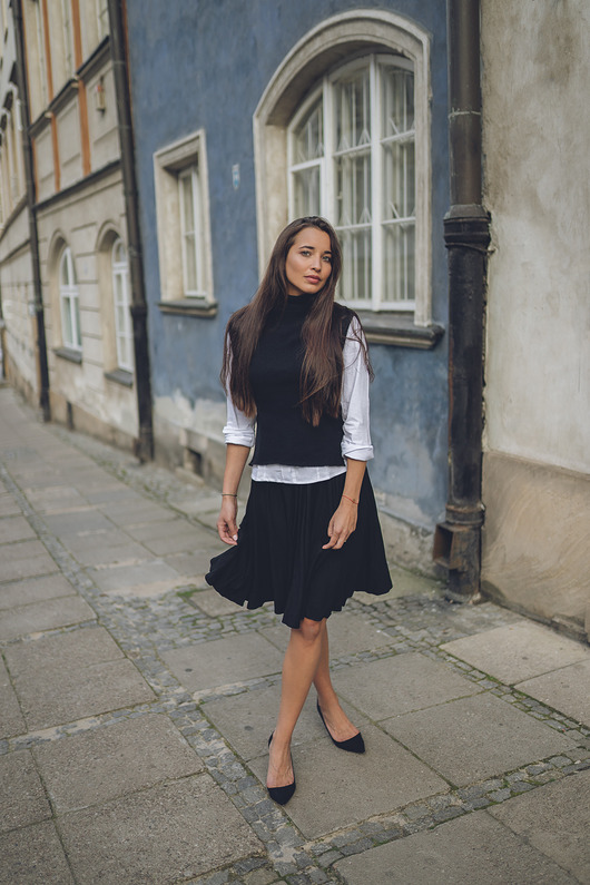 bezrękawnik z golfem Feather czarny VEVA