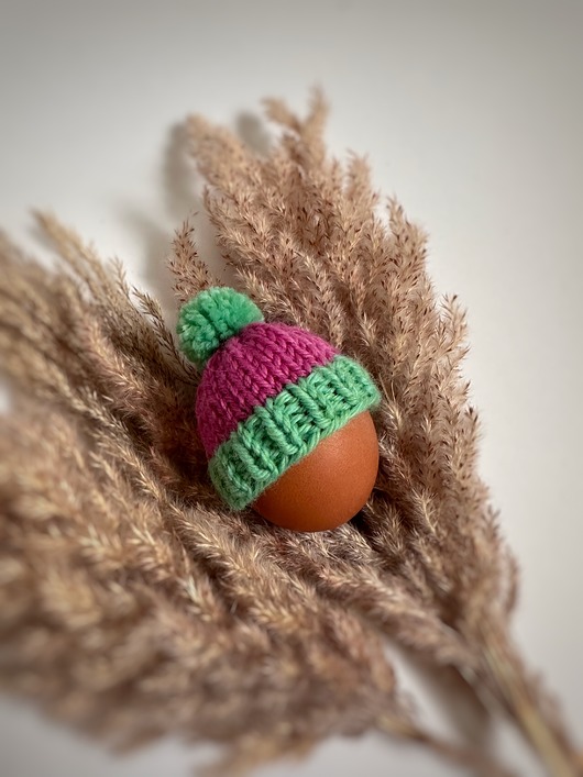 ozdoby wielkanocne Czapeczka z pomponem  na jajka wielkanocne  - 1 szt.