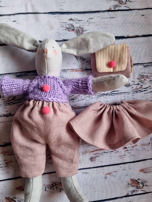 misie i maskotki Przytulanka w sweterku z plecakiem i dwoma ubrankami