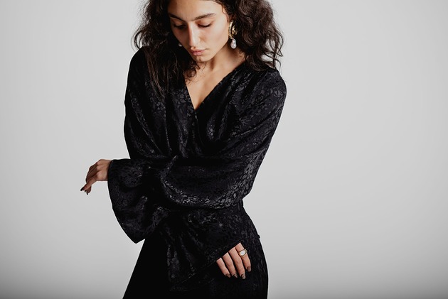 bluzki z długim rękawem damskie Bluzka Mira czarna panterka żakardowa