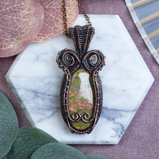 wisiory Miedziany wisiorek wire wrapping z unakitem #522