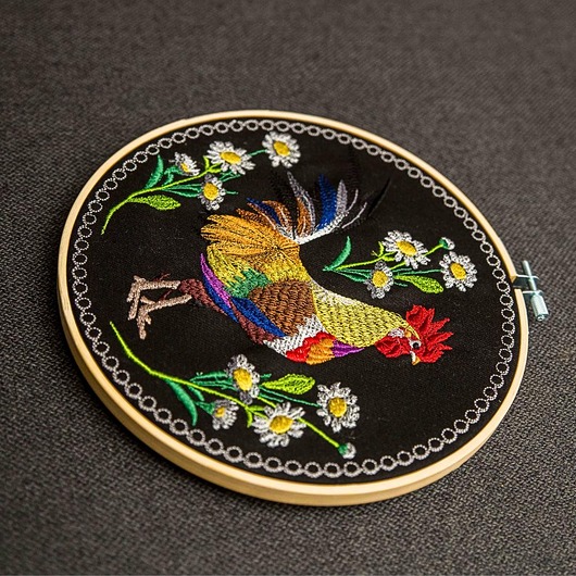 Ozdoby na ścianę Kogut w stokrotkach - czarne tło, haft w tamborku 20 cm
