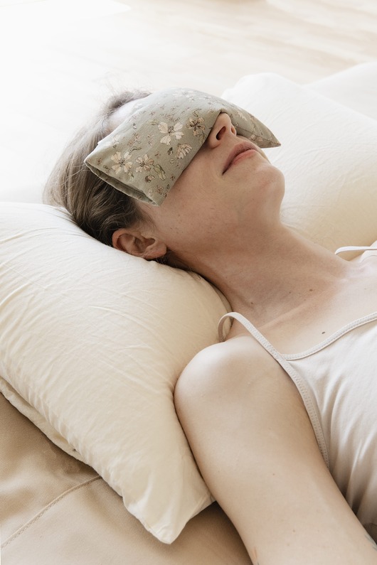 akcesoria do jogi Poduszka relaksacyjna na oczy z ekologicznymi nasionami lnu i kwiatami lawendy.