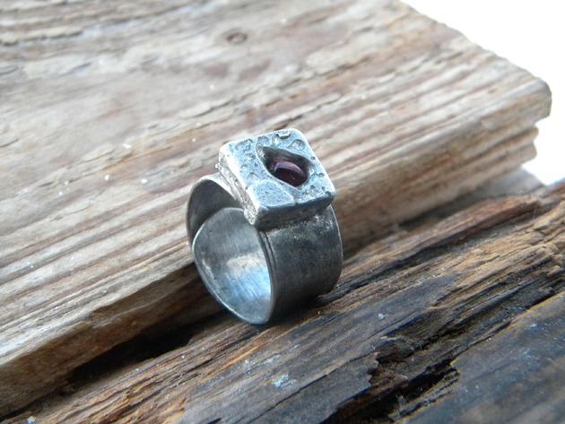 biżuteria męska Granat w poduszce   - pierścień