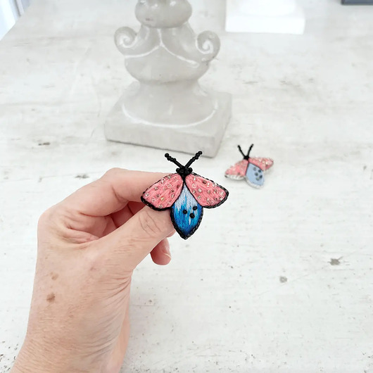 broszki Broszka BZYK 7  ręcznie haftowana przypinka owady koraliki dzień kobiet