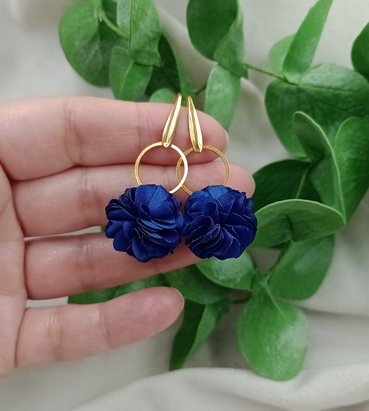 kolczyki chwosty Kolczyki chwosty kwiatki małe niebieskie kobaltowe