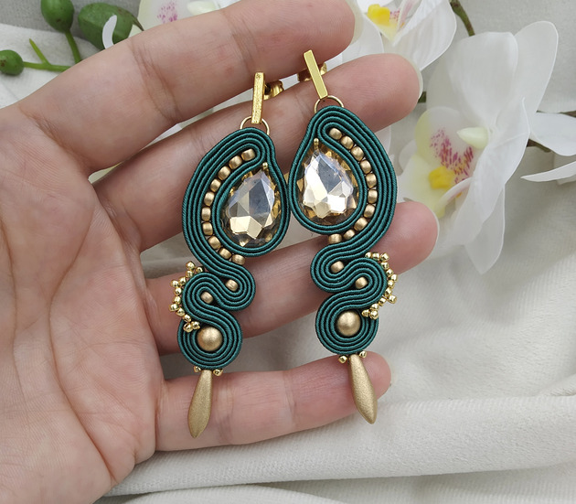 kolczyki soutache Długie szmaragdowe ciemnozielone butelkowe złote kolczyki soutache