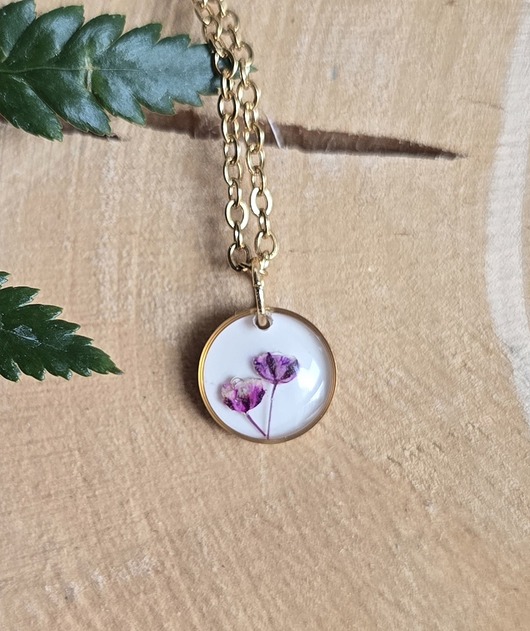 wisiory Mały wisiorek z różowymi kwiatami suszone kwiaty