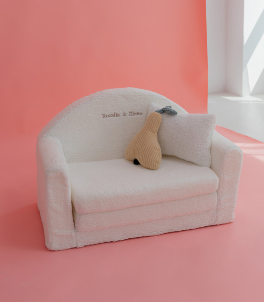meble do pokoju dziecka Futrzana rozkładana mini sofa z imieniem biała