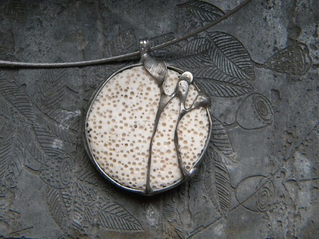 srebrne naszyjniki Biała lawa z listkami - naszyjnik