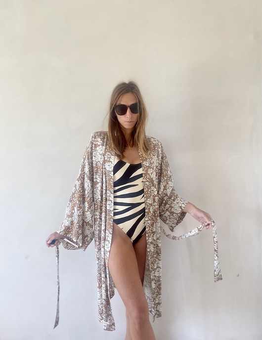 szlafroki damskie Szlafrok narzutka kimono w kontrastujący wzór kwiatowy