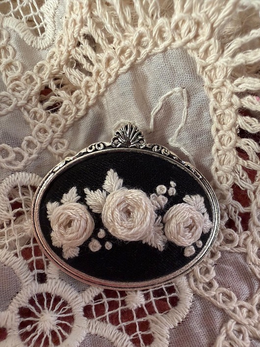 broszki Ręcznie haftowana broszka "Bukiet białych róż "