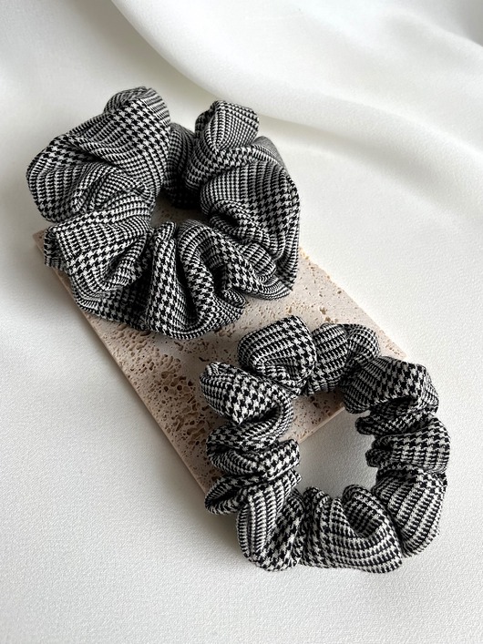 gumki do włosów Wełniana srunchie w czarno-białą kratkę Black Check
