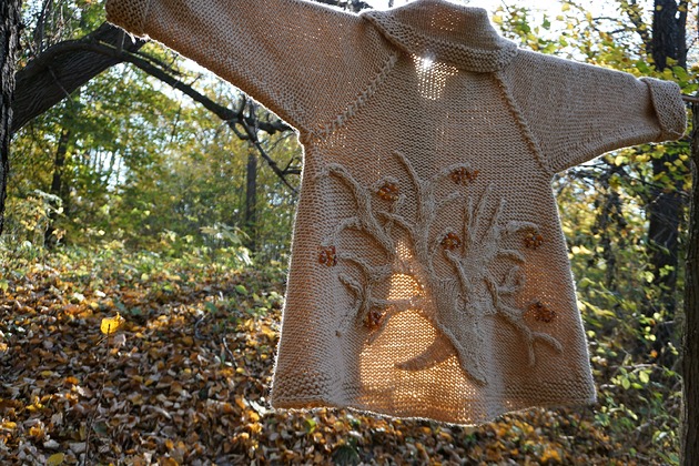 kardigany damskie Beżowy wełniany sweter - płaszcz z bursztynowym drzewem, oversize