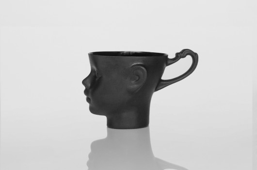 Kubek Główka z czarnej porcelany ENDE ceramics