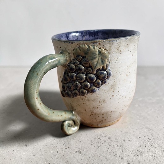 kubki Duży ceramiczny kubek z winogronkiem