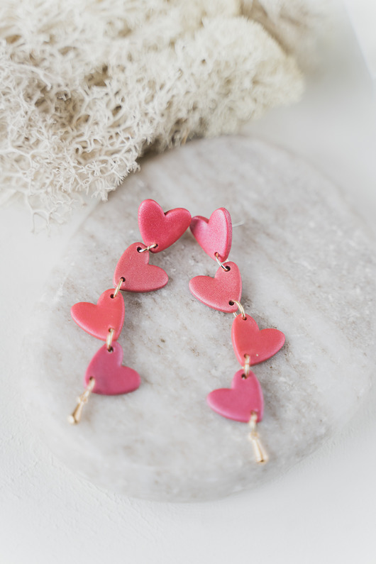 kolczyki z masy plastycznej Kolczyki wiszące STRING OF HEARTS