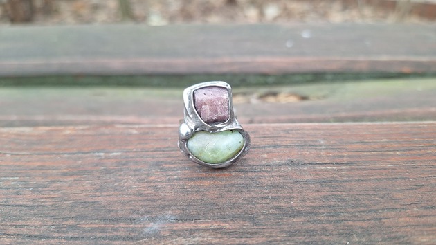 pierścionki - różne Rubin w towarzystwie - pierścionek regulowany