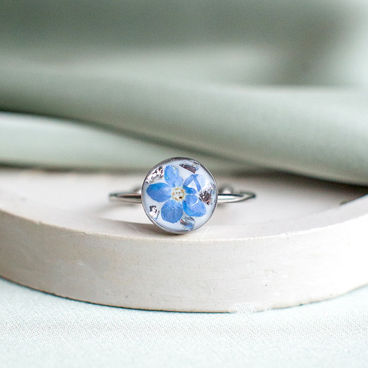 pierścionek z żywicy Pierścionek z niezapominajkami