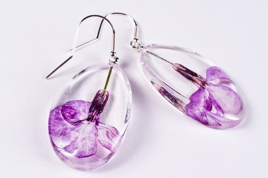 Kolczyki z fioletowymi kwiatkami w żywicy So Jewelry