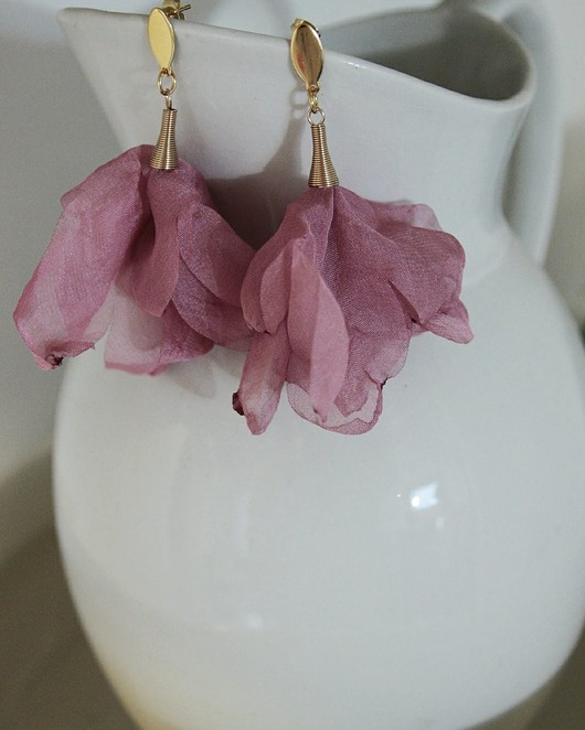 kolczyki z piórami Kolczyki z kwiatami - pudrowy róż