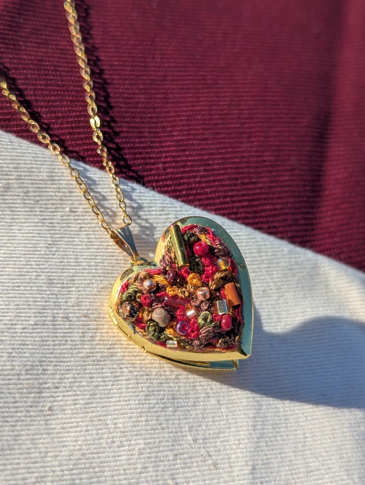 wisiory Naszyjnik - sekretnik ręcznie haftowany w kształcie serca