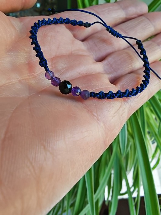 bransoletki na sznurku Bransoletka amulet z ametystem i turmalinem
