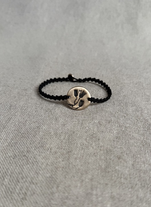 bransoletki na sznurku Bransoletka sznurkowa z detalem z brązu