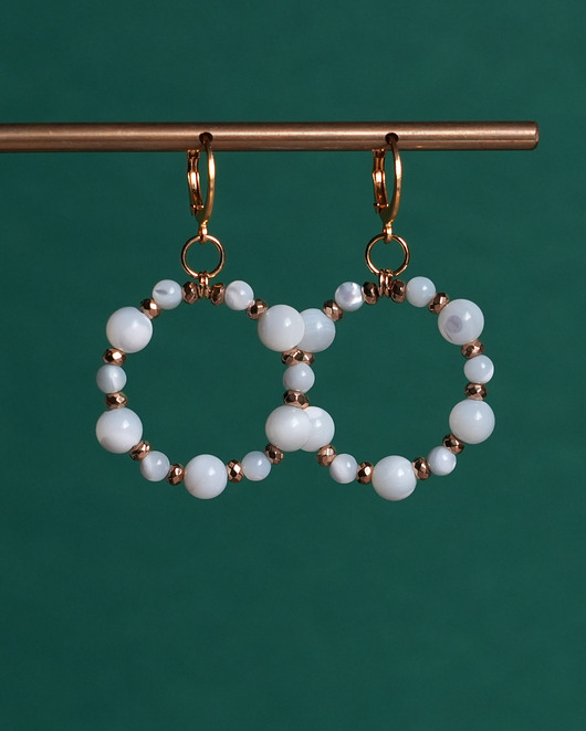 kolczyki z kamieniami Białe kolczyki kółka z masy perłowej