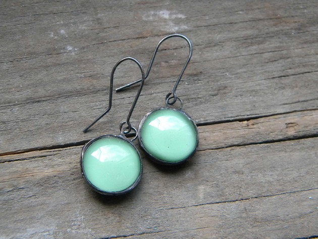 kolczyki wire wrapping Świetlista mleczna zieleń - kolczyki