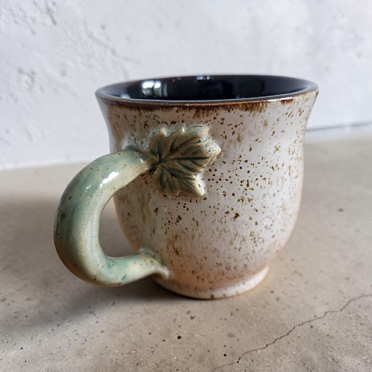 kubki Duży ceramiczny kubek z listkiem