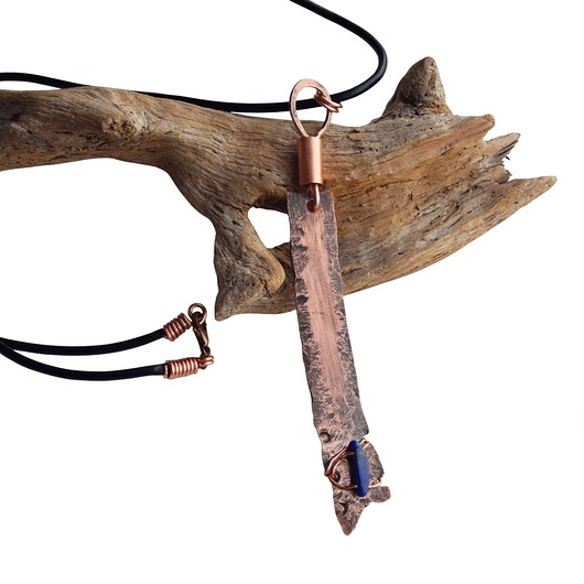 naszyjniki - inne Naszyjnik - wisior z oksydowanej miedzi, lapis lazuli i rzemienia /1/