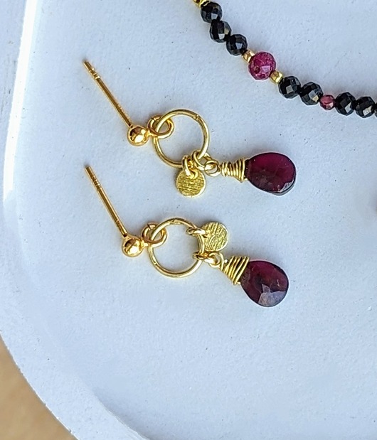 kolczyki pozłacane Kolczyki pozłacane z granatem